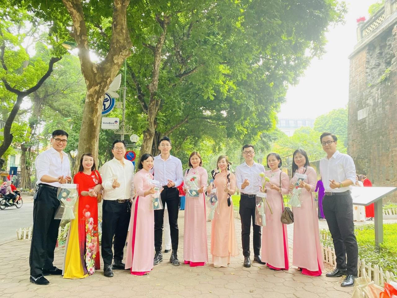 Xuất hiện dàn 'mỹ nam' tặng hoa cho chị em phụ nữ Hà Thành