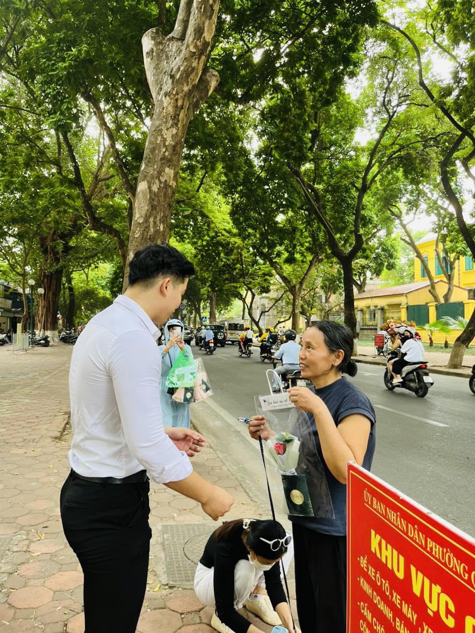 Xuất hiện dàn 'mỹ nam' tặng hoa cho chị em phụ nữ Hà Thành