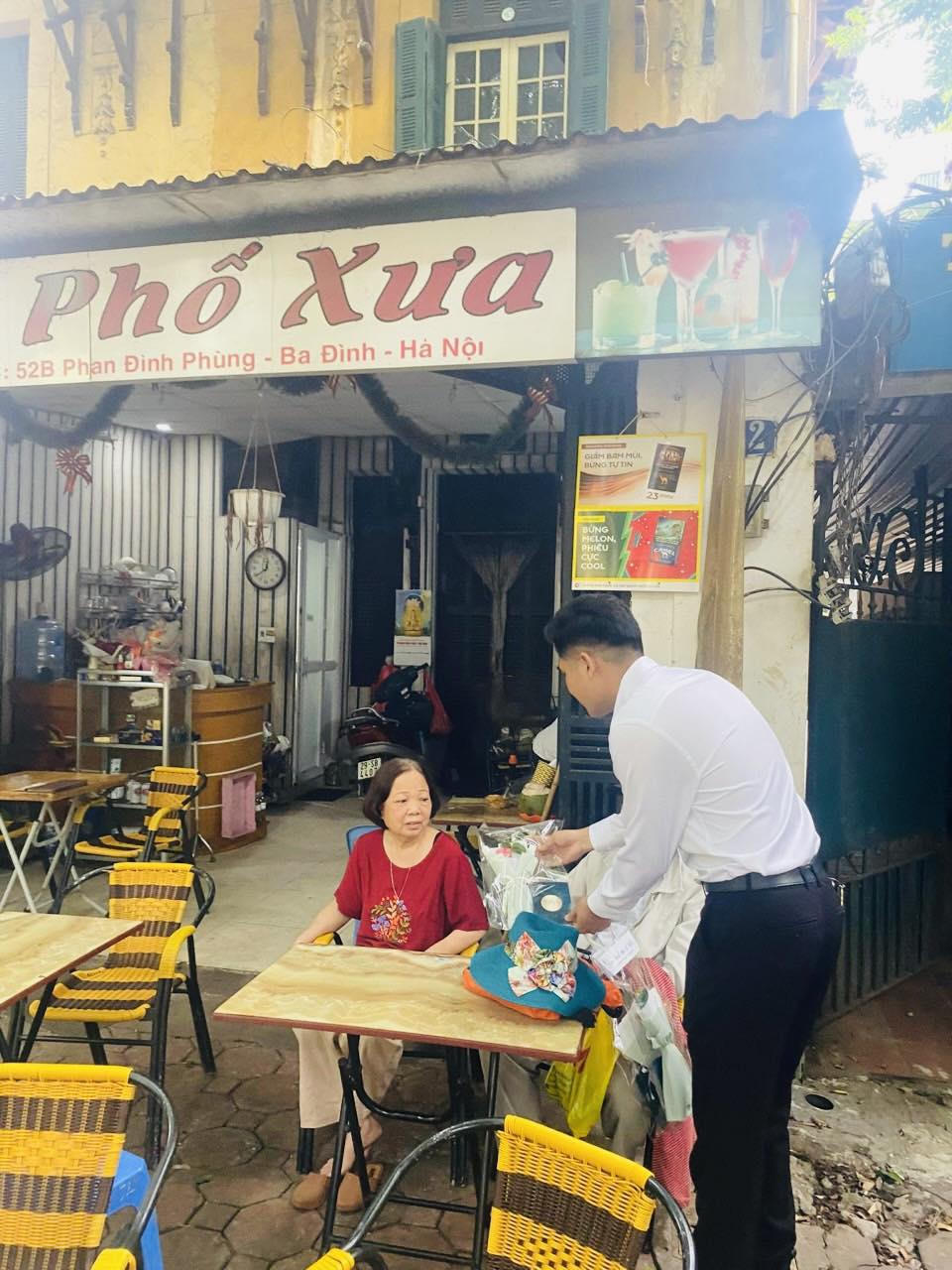 Xuất hiện dàn 'mỹ nam' tặng hoa cho chị em phụ nữ Hà Thành