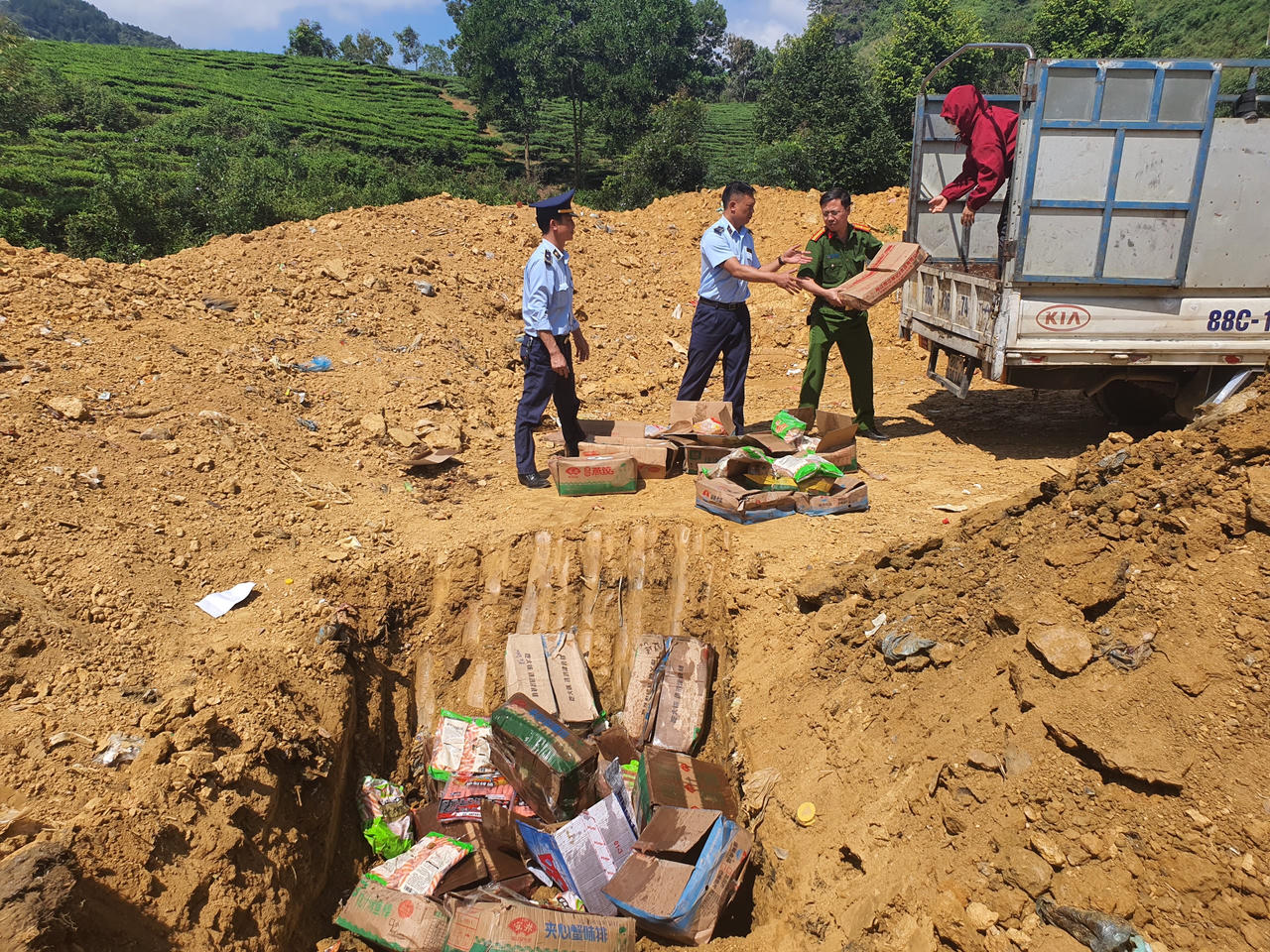 Phát hiện gần 1 tấn xúc xích, chả cá chảy nước, nấm mốc tại Lai Châu