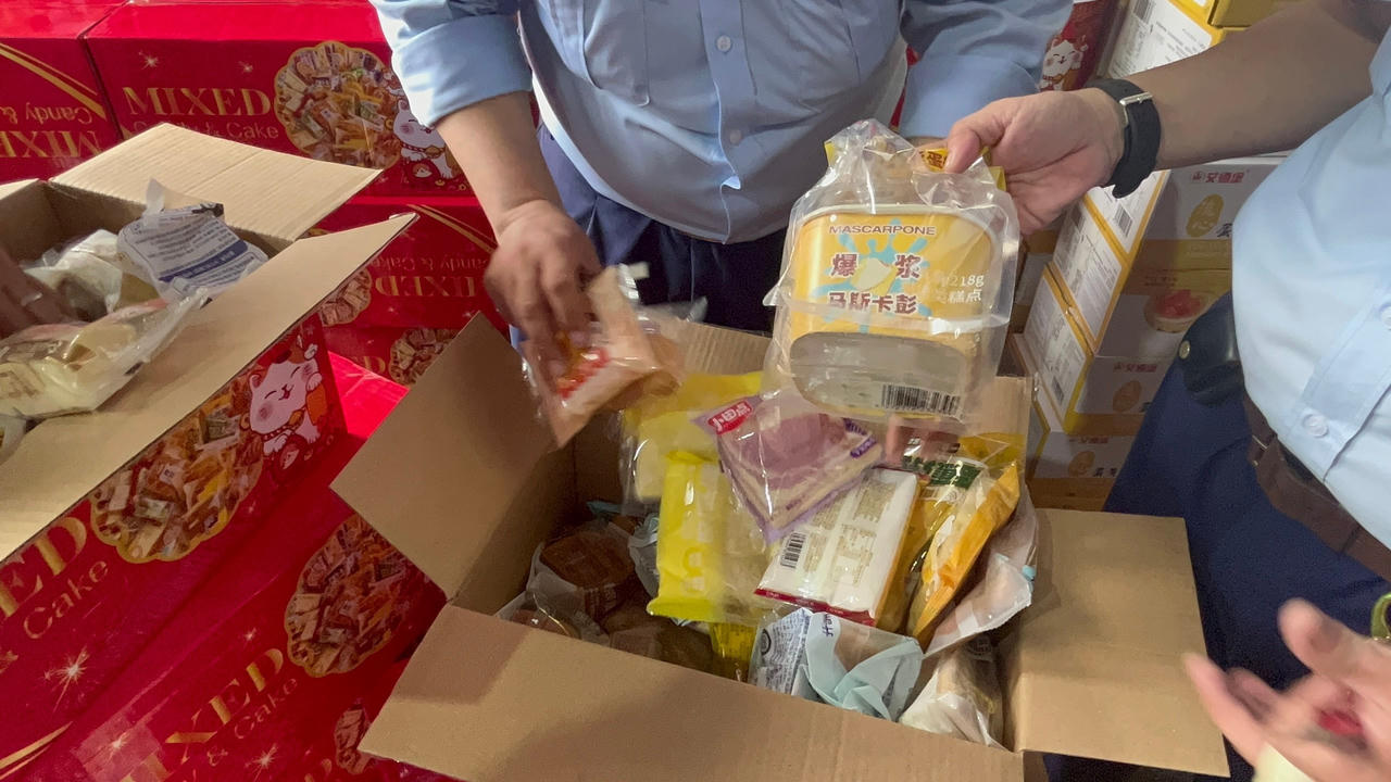 Tiêu hủy gần 8.500 bánh Trung thu và gần 12.000 sản phẩm hàng hóa giả mạo nhãn hiệu