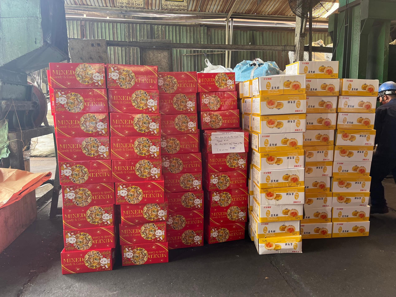 Tiêu hủy gần 8.500 bánh Trung thu và gần 12.000 sản phẩm hàng hóa giả mạo nhãn hiệu