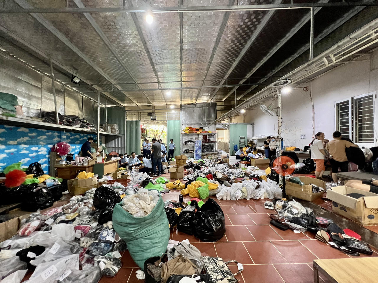 Bắt quả tang “ổ” mỹ phẩm giả đang livestream, chốt hàng ngàn đơn 