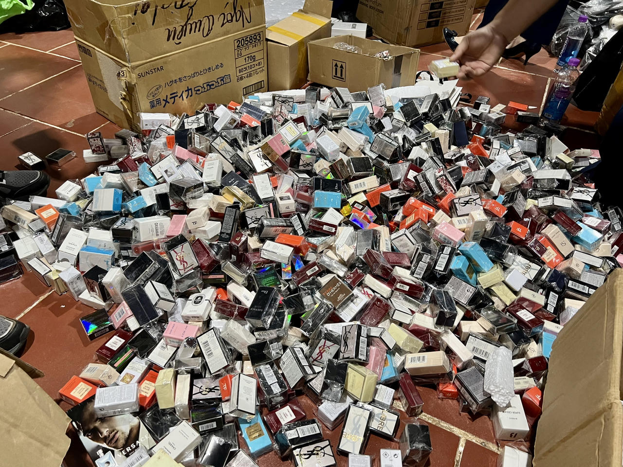 Bắt quả tang “ổ” mỹ phẩm giả đang livestream, chốt hàng ngàn đơn 