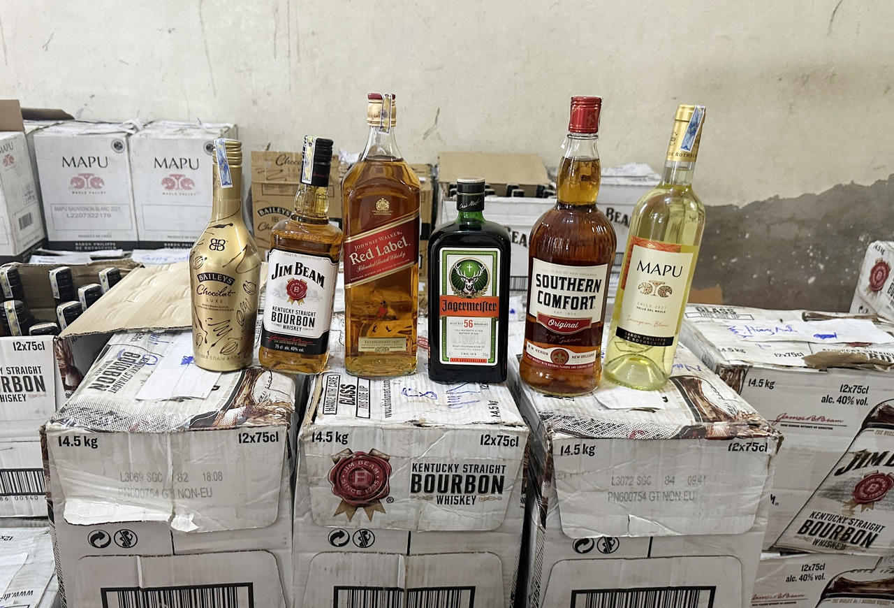 Bắt giữ phương tiện vận chuyển hơn 900 chai rượu có dấu hiệu nhập lậu