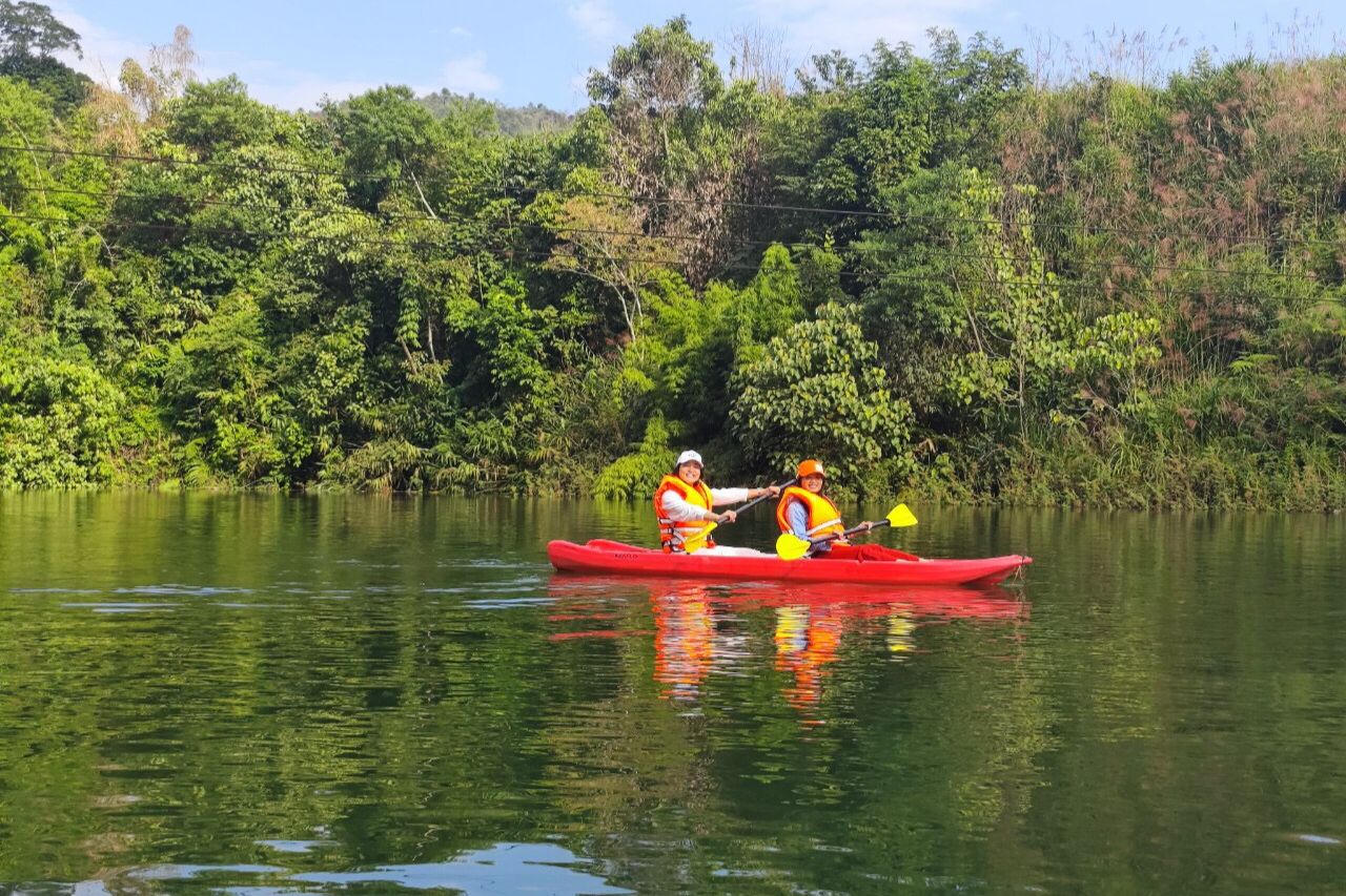  Vẻ đẹp huyền ảo trên lòng hồ thủy điện Bản Chát