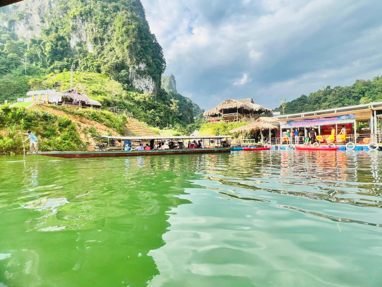  Vẻ đẹp huyền ảo trên lòng hồ thủy điện Bản Chát