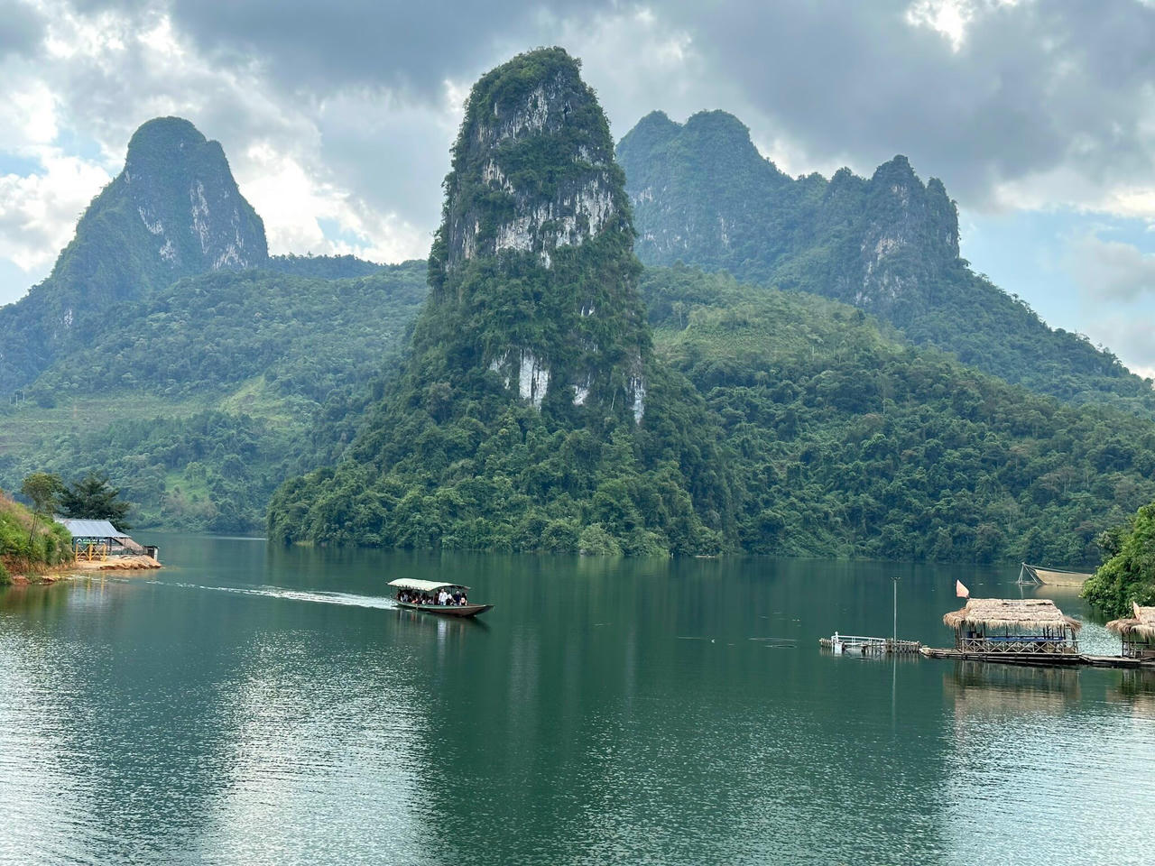  Vẻ đẹp huyền ảo trên lòng hồ thủy điện Bản Chát