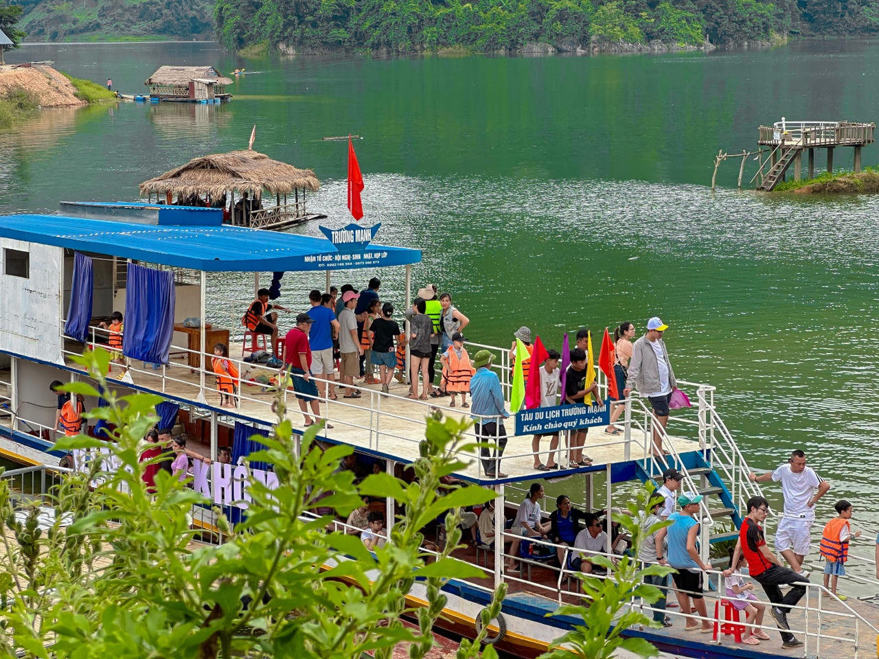  Vẻ đẹp huyền ảo trên lòng hồ thủy điện Bản Chát