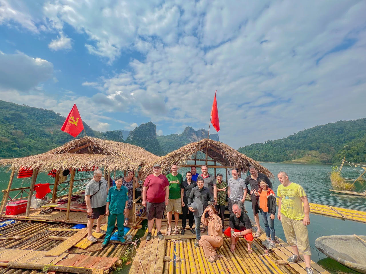  Vẻ đẹp huyền ảo trên lòng hồ thủy điện Bản Chát