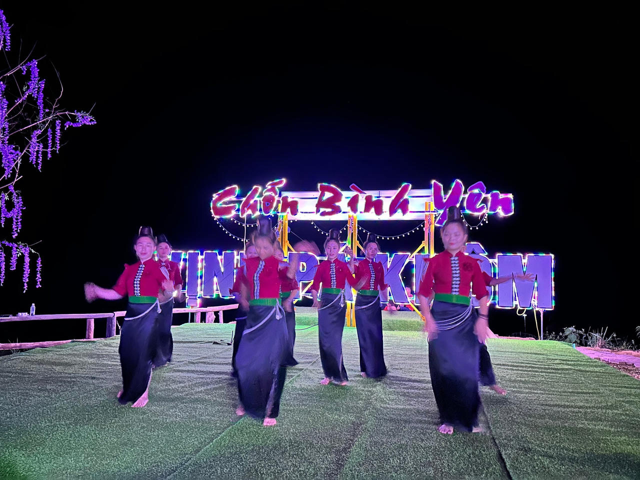  Vẻ đẹp huyền ảo trên lòng hồ thủy điện Bản Chát