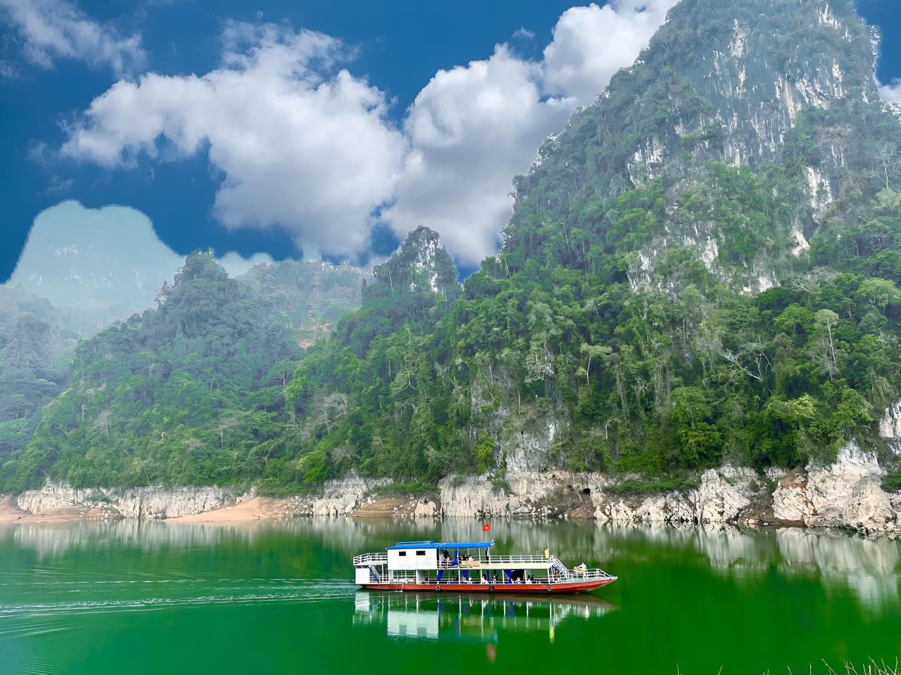  Vẻ đẹp huyền ảo trên lòng hồ thủy điện Bản Chát