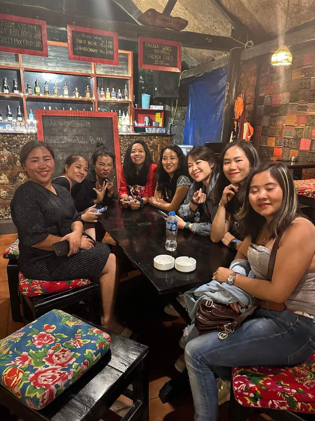 Những cô gái Mông 'đưa' bản làng đi khắp thế giới