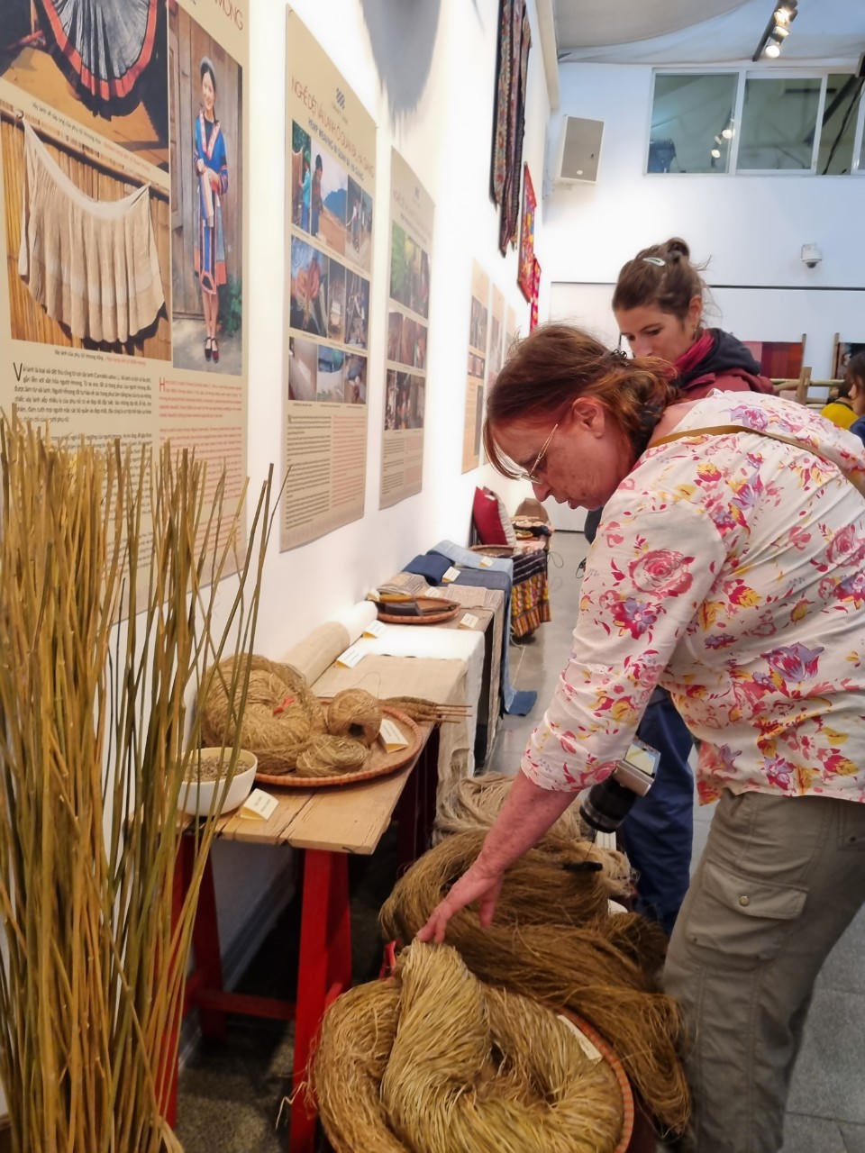 Sắc váy áo và bước đi vạn dặm