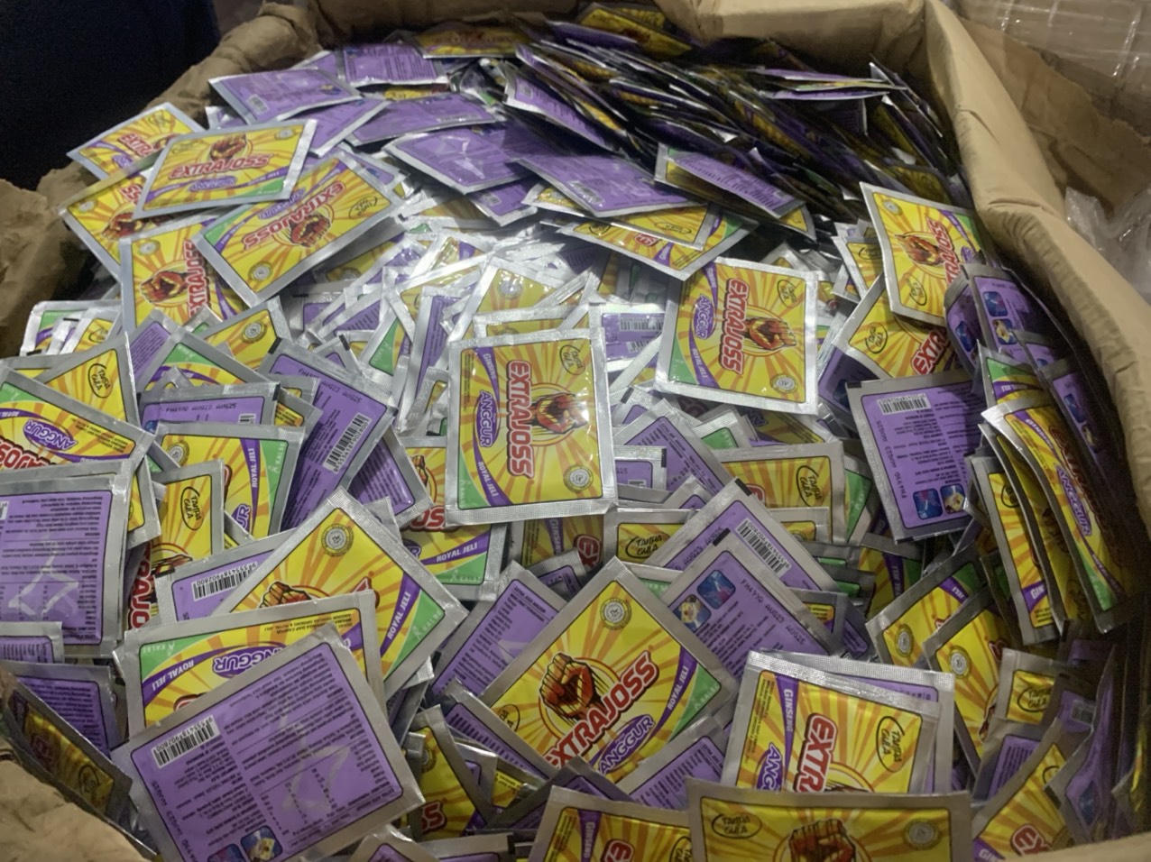 Phát hiện 2 tấn bột tăng lực và nhiều thực phẩm chức năng nhập lậu