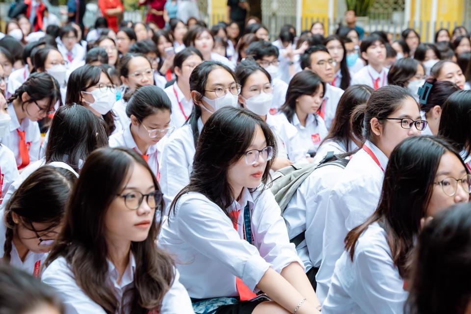 Không chỉ kiến thức, thầy cô dạy trò biết rung động trước cuộc đời