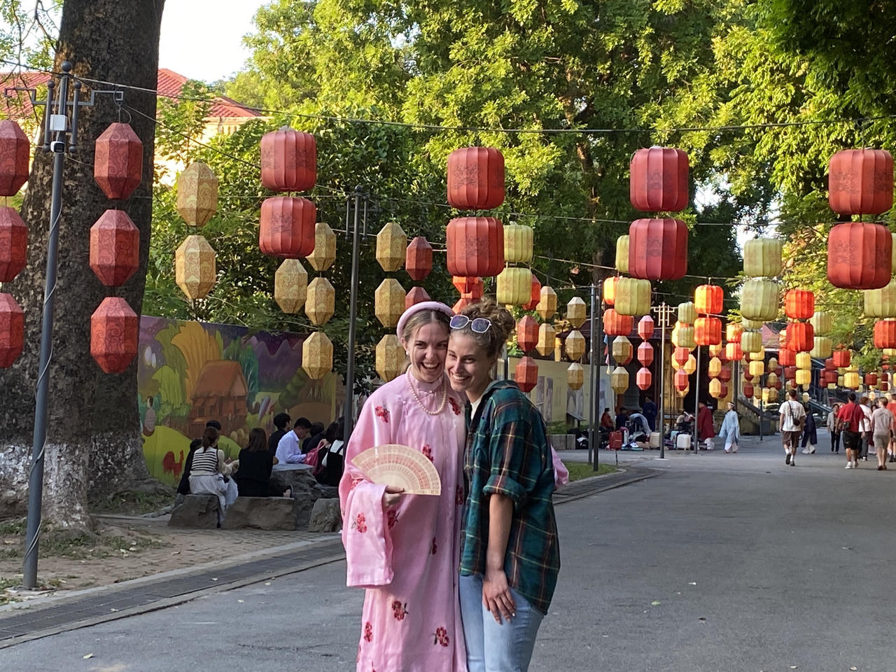 Du khách thích thú khi trải nghiệm Cổ phục Việt Nam