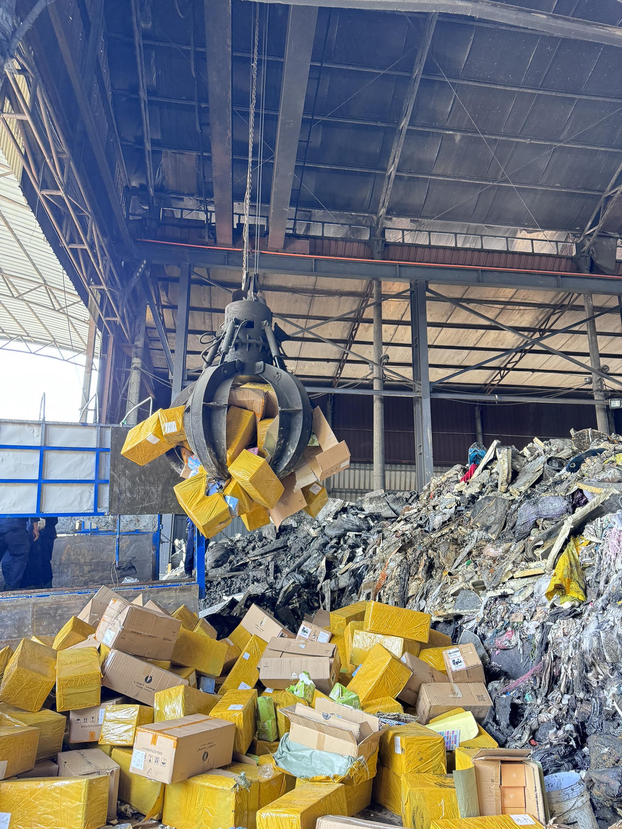 Tiêu hủy hơn 100.000 sản phẩm thuốc lá điện tử nhằm ngăn chặn tác hại đến sức khoẻ con người