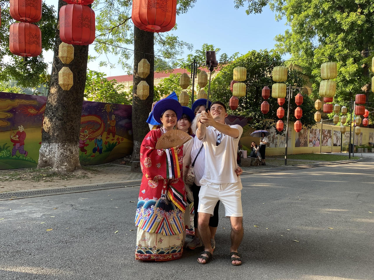 Du khách thích thú khi trải nghiệm Cổ phục Việt Nam