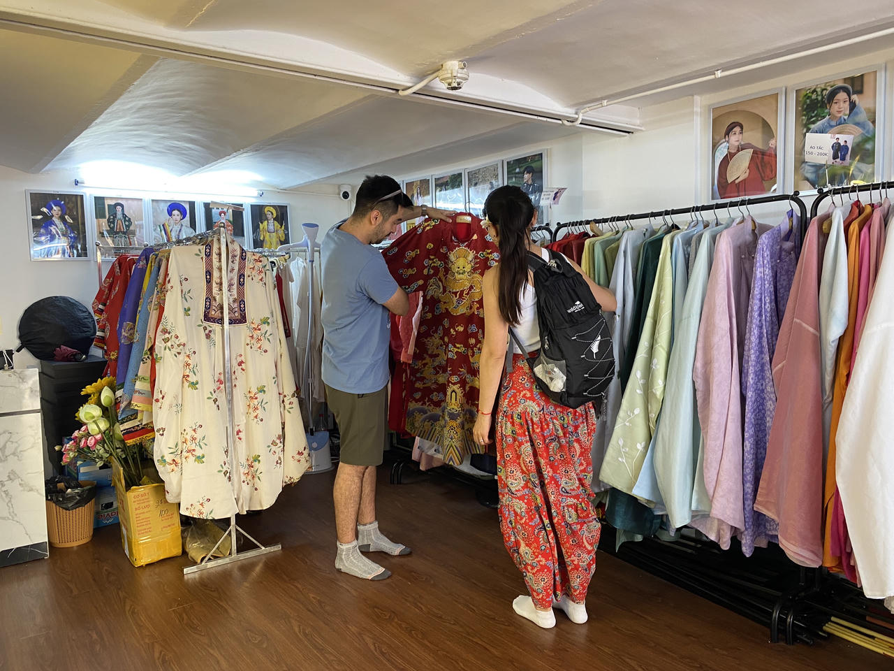 Du khách thích thú khi trải nghiệm Cổ phục Việt Nam