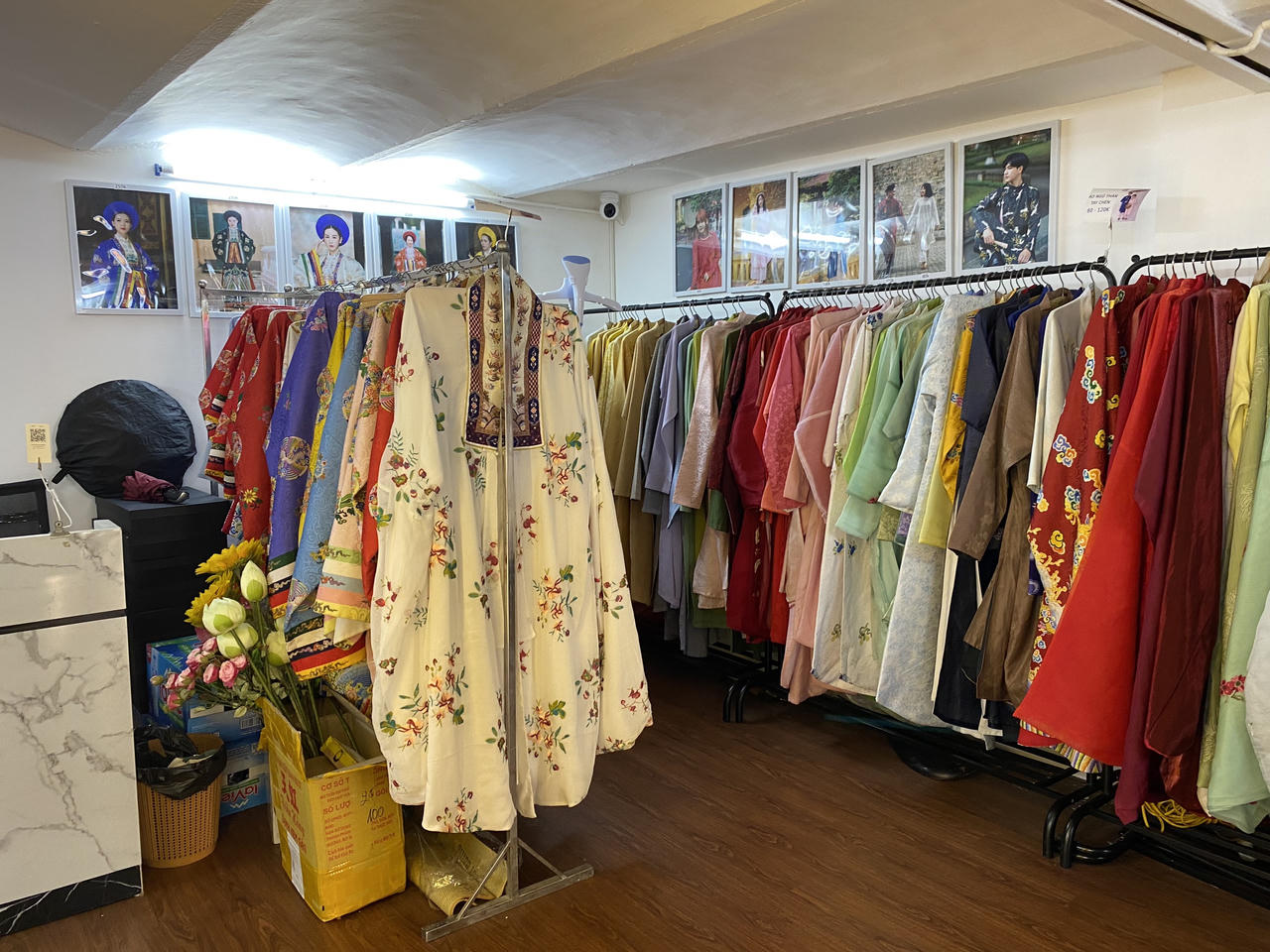 Du khách thích thú khi trải nghiệm Cổ phục Việt Nam