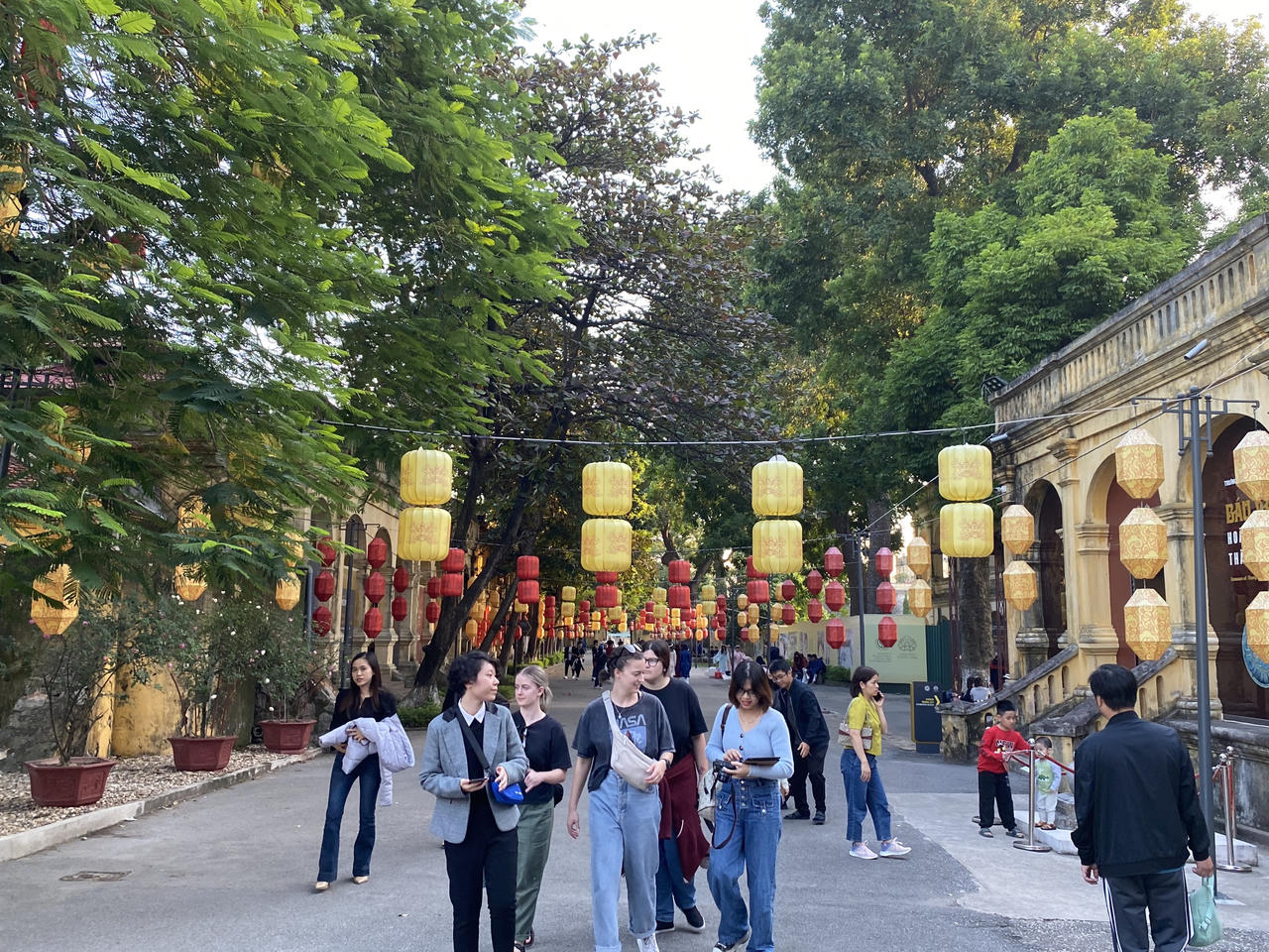 Du khách thích thú khi trải nghiệm Cổ phục Việt Nam