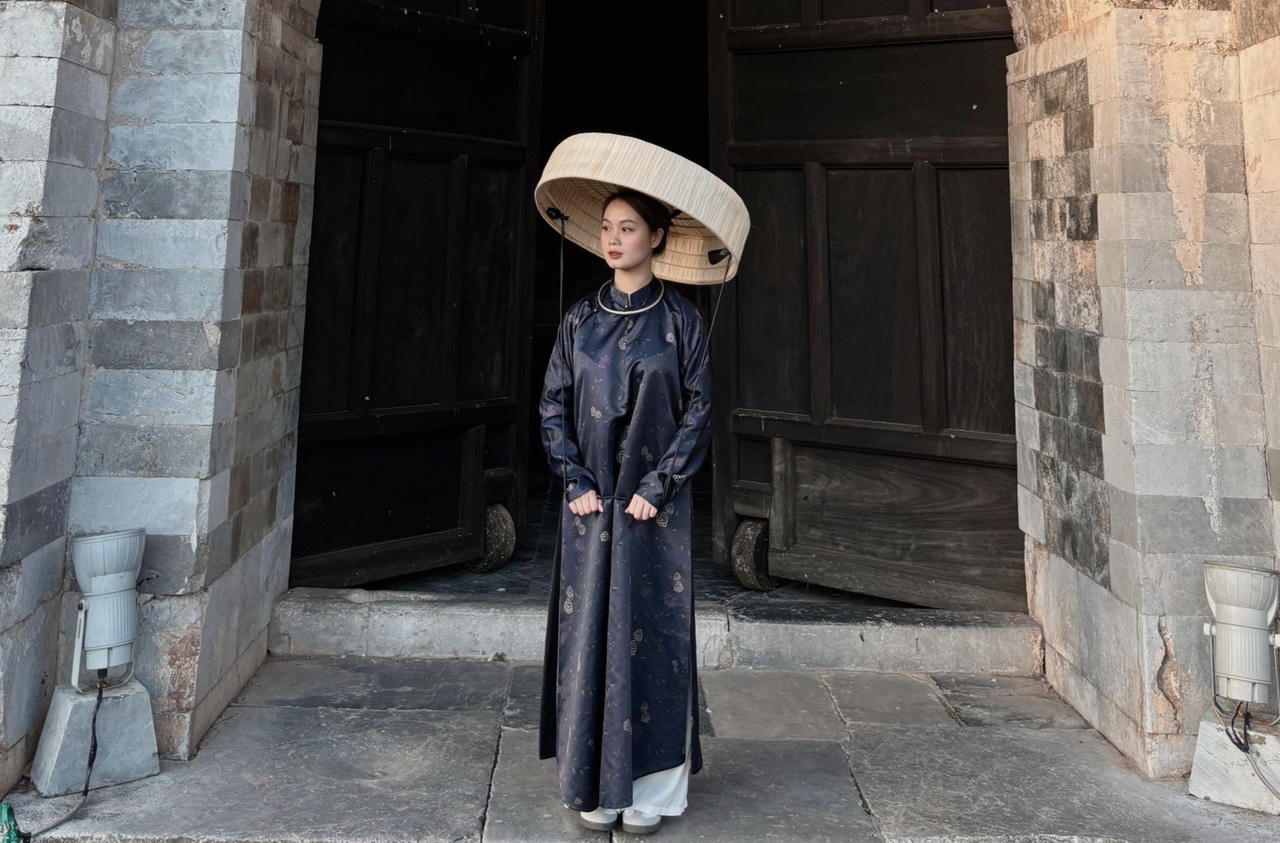 Du khách thích thú khi trải nghiệm Cổ phục Việt Nam