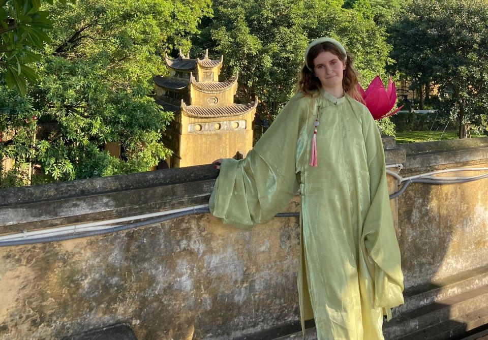 Du khách thích thú khi trải nghiệm Cổ phục Việt Nam