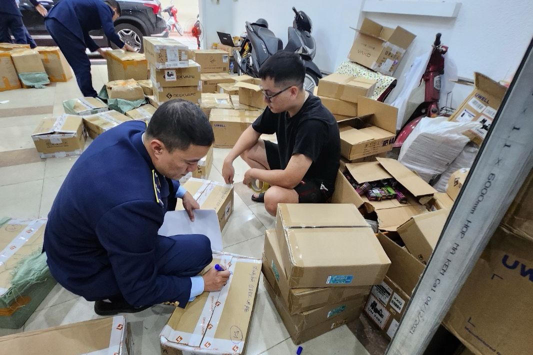 Thu giữ trên 10.500 sản phẩm thuốc lá điện tử tại 4 cơ sở kinh doanh ở Hà Nội