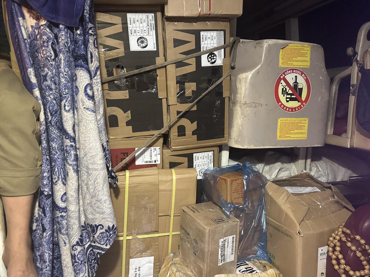 Phát hiện ô tô khách chở hơn 6.200 sản phẩm hàng hóa nhập lậu