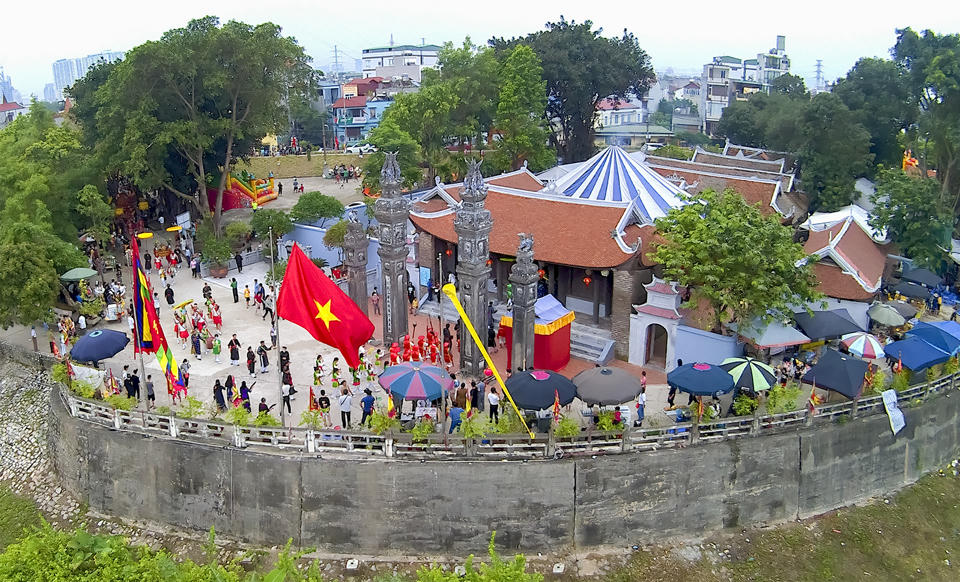 Về thăm ngôi đình ngàn năm bên sông Hồng