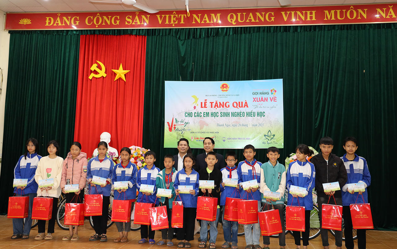 Chương trình 'Tết cho trẻ em nghèo' trao tặng hơn 100 triệu đồng cho trẻ em nghèo hiếu học xã Thanh Ngọc (Nghệ An)