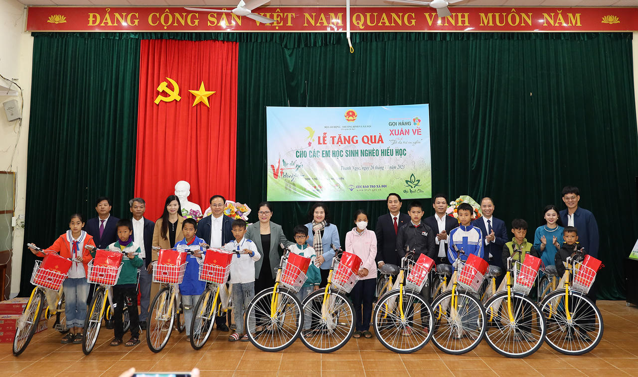 Chương trình 'Tết cho trẻ em nghèo' trao tặng hơn 100 triệu đồng cho trẻ em nghèo hiếu học xã Thanh Ngọc (Nghệ An)