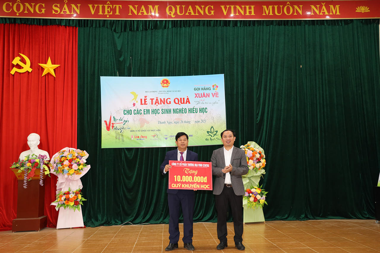 Chương trình 'Tết cho trẻ em nghèo' trao tặng hơn 100 triệu đồng cho trẻ em nghèo hiếu học xã Thanh Ngọc (Nghệ An)