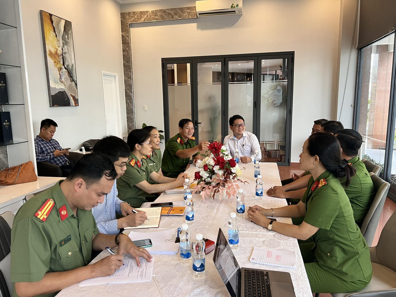 Nhiều nhà hàng, khách sạn chưa chấp hành tốt Luật phòng, chống tác hại thuốc lá