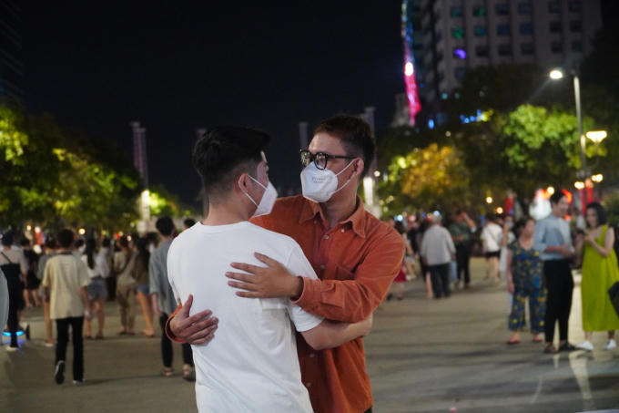 Bao lâu rồi, chúng ta lãng quên… một cái ôm?