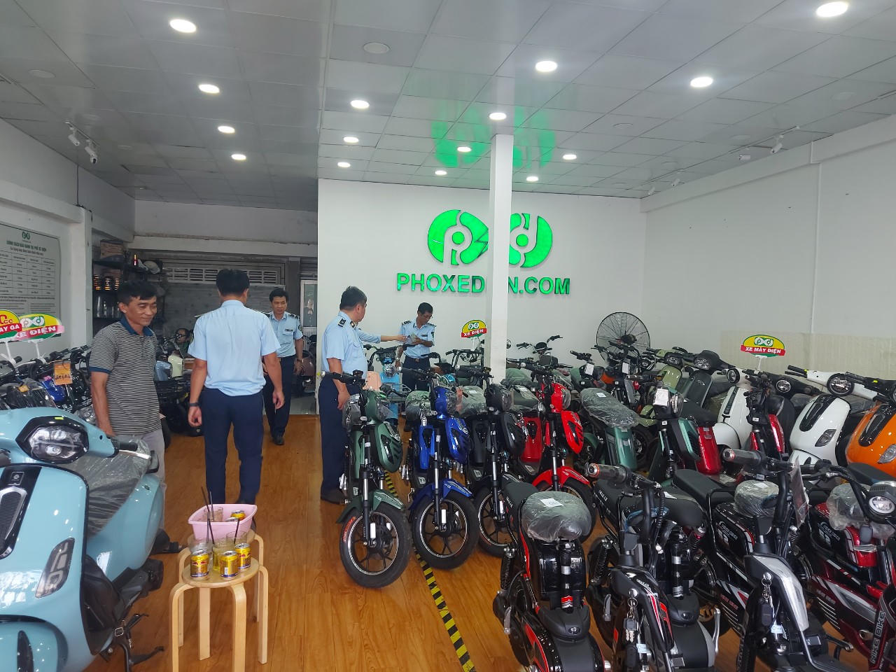 Tổng kiểm tra chuỗi phoxedien.com, thu giữ hàng trăm xe đạp, xe máy điện không rõ nguồn gốc