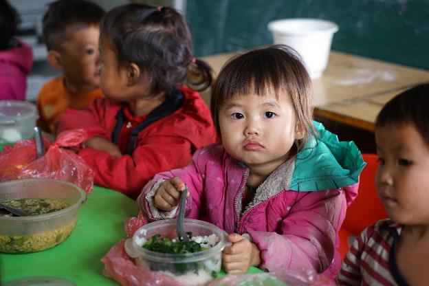 Điểm trường của học sinh nghèo không có cả rau ăn 