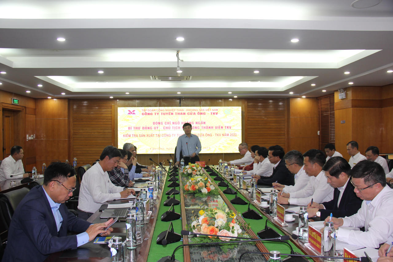 Chủ tịch HĐTV Tập đoàn Ngô Hoàng Ngân kiểm tra sản xuất và làm việc với Công ty Tuyển than Cửa Ông - TKV