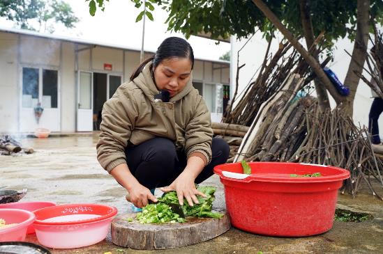 Điểm trường của học sinh nghèo không có cả rau ăn 