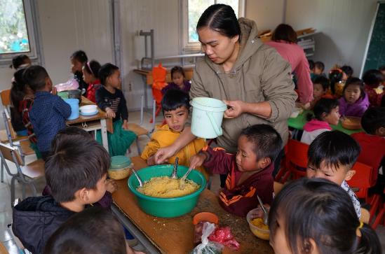 Điểm trường của học sinh nghèo không có cả rau ăn 