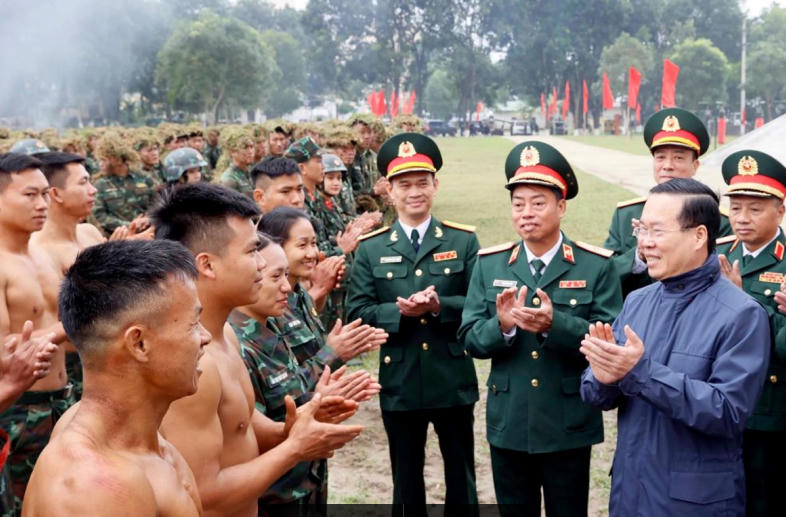 Chủ tịch nước kiểm tra công tác huấn luyện tại Binh chủng Đặc công