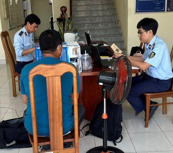 Ngăn chặn phương tiện vận chuyển 6.400 kg đường cát có dấu hiệu nhập lậu