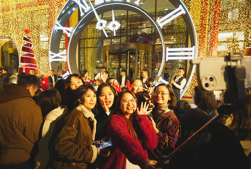 Techcombank làm sáng không gian với trang trí giáng sinh ấn tương tại hai tòa nhà