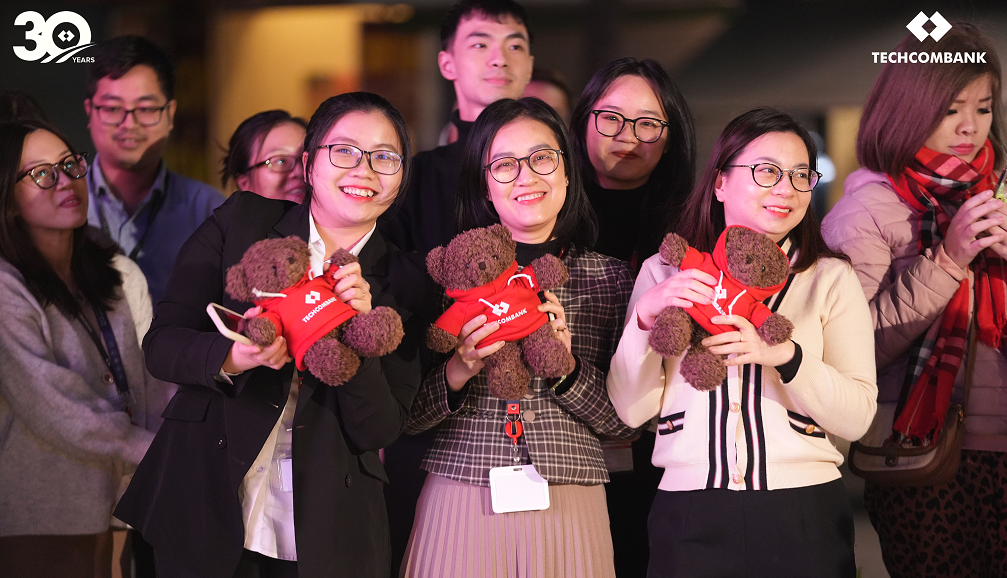 Techcombank làm sáng không gian với trang trí giáng sinh ấn tương tại hai tòa nhà