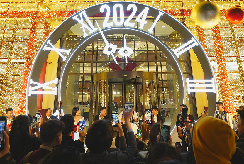 Techcombank làm sáng không gian với trang trí giáng sinh ấn tương tại hai tòa nhà