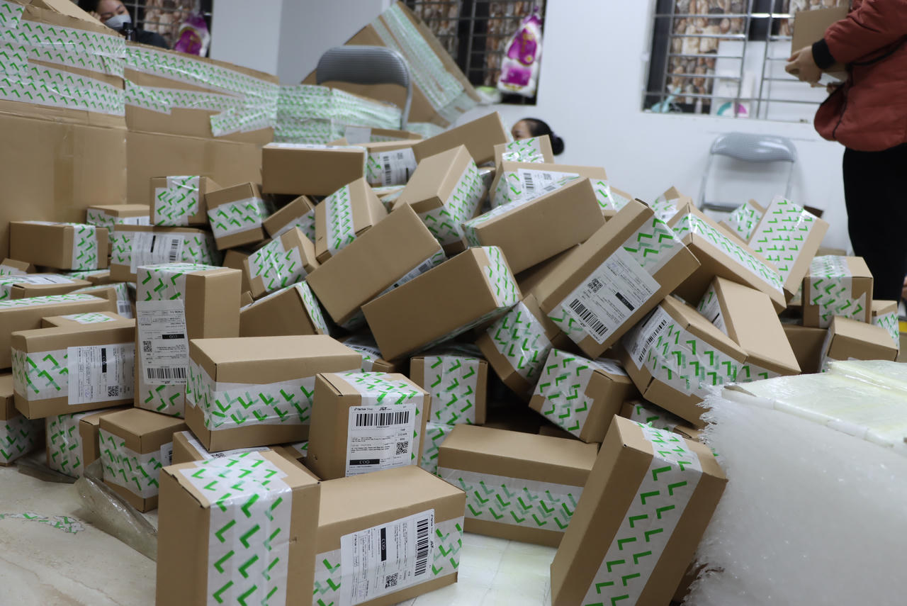 Đột kích kho hàng lậu trong biệt thự của hot girl livestream nghìn đơn/ngày