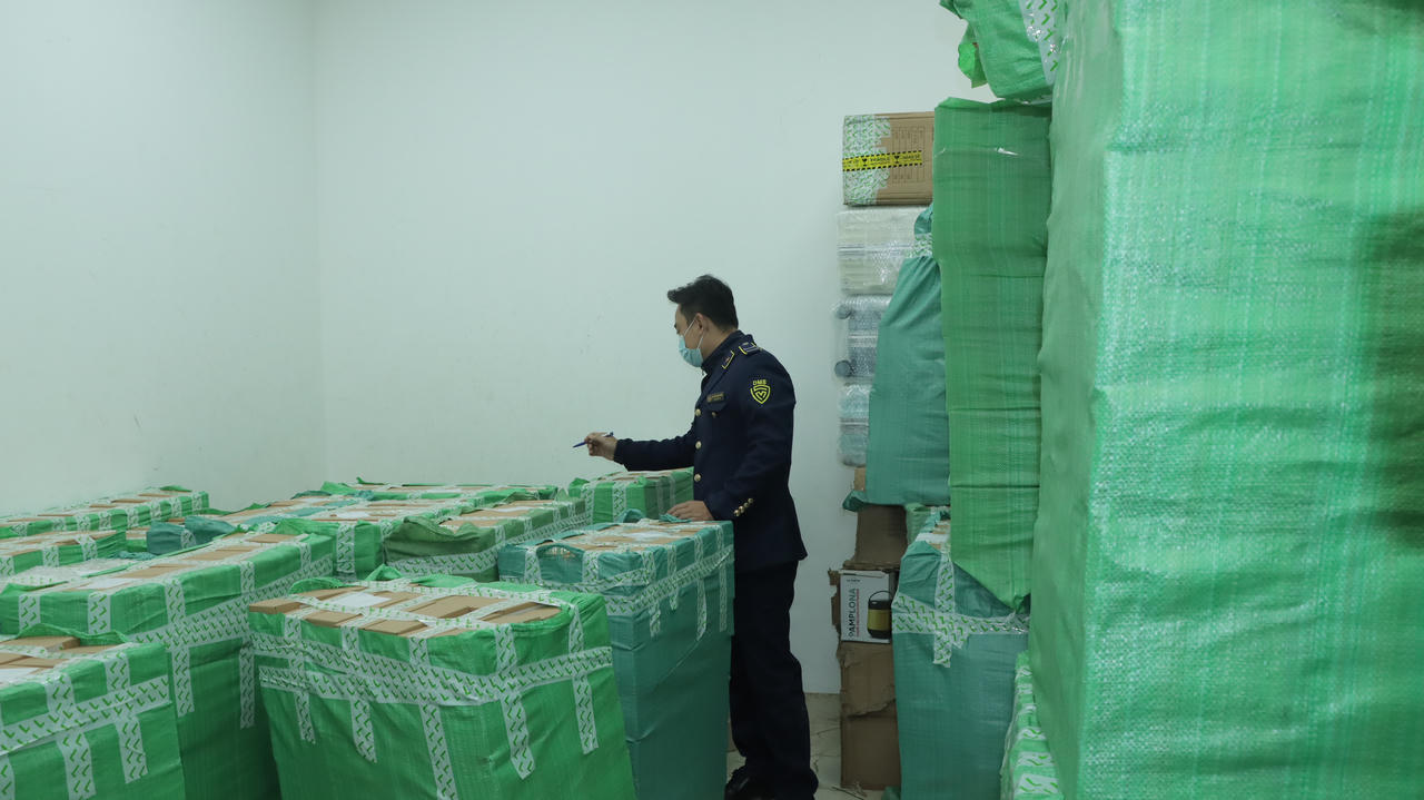 Đột kích kho hàng lậu trong biệt thự của hot girl livestream nghìn đơn/ngày