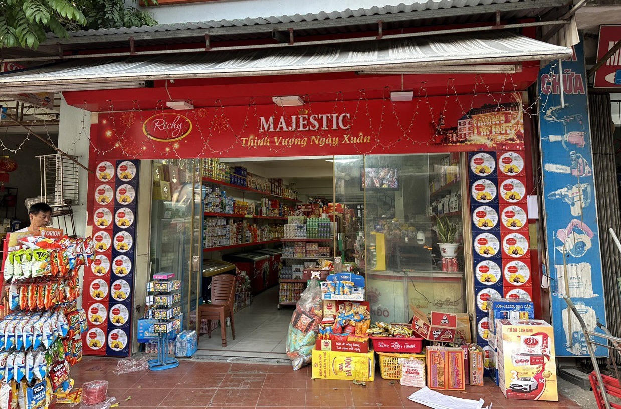 Richy 'mách nước' chọn bánh kẹo Tết