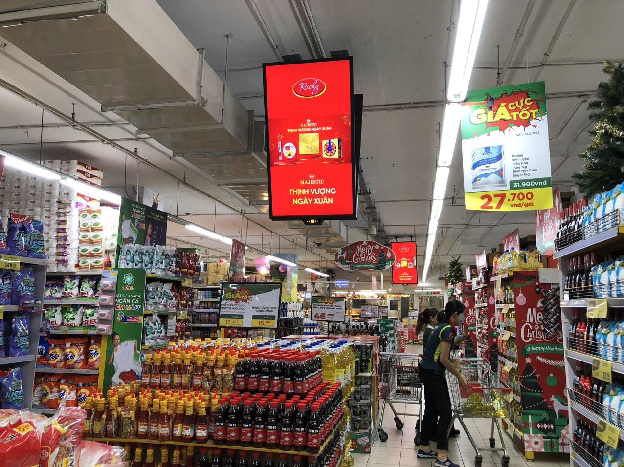 Richy 'mách nước' chọn bánh kẹo Tết